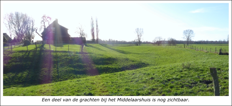 Een deel van de grachten om het Middelaarshuis is nog aanwezig